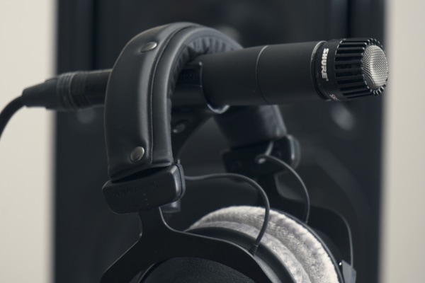 picture of microphone and headphones, depicting a recording situation